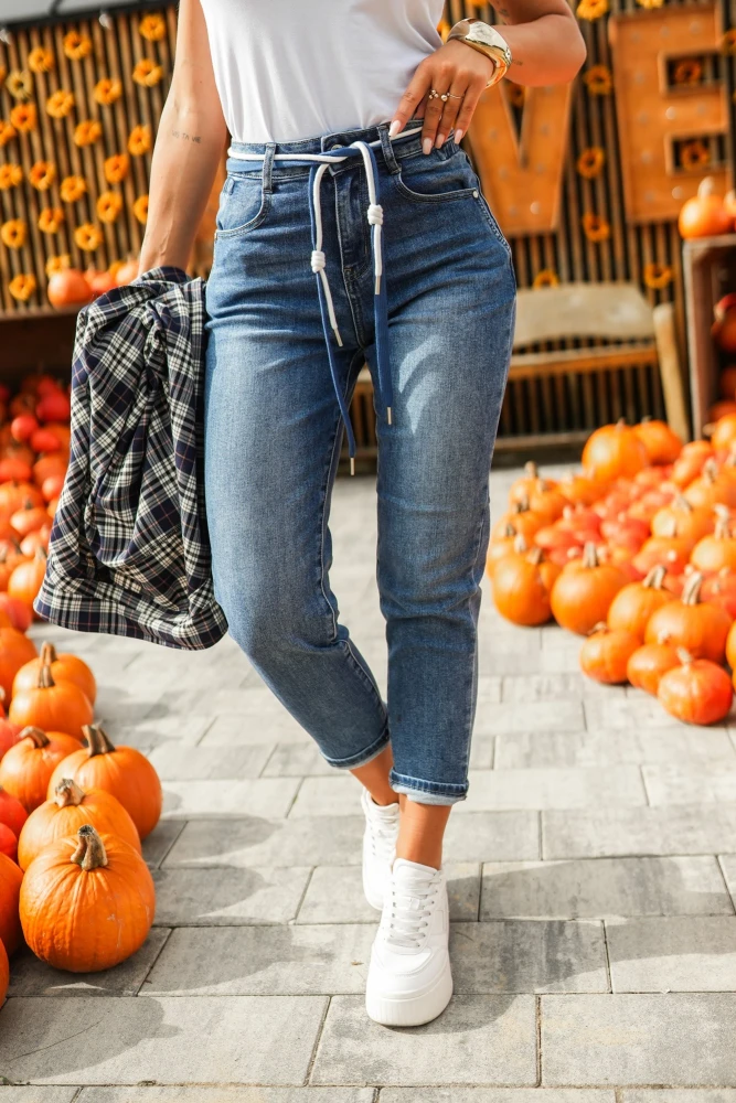 SPODNIE JEANSOWE Z WYSOKIM STANEM WIĄZANE SZNURKIEM W PASIE NIEBIESKI JEANS