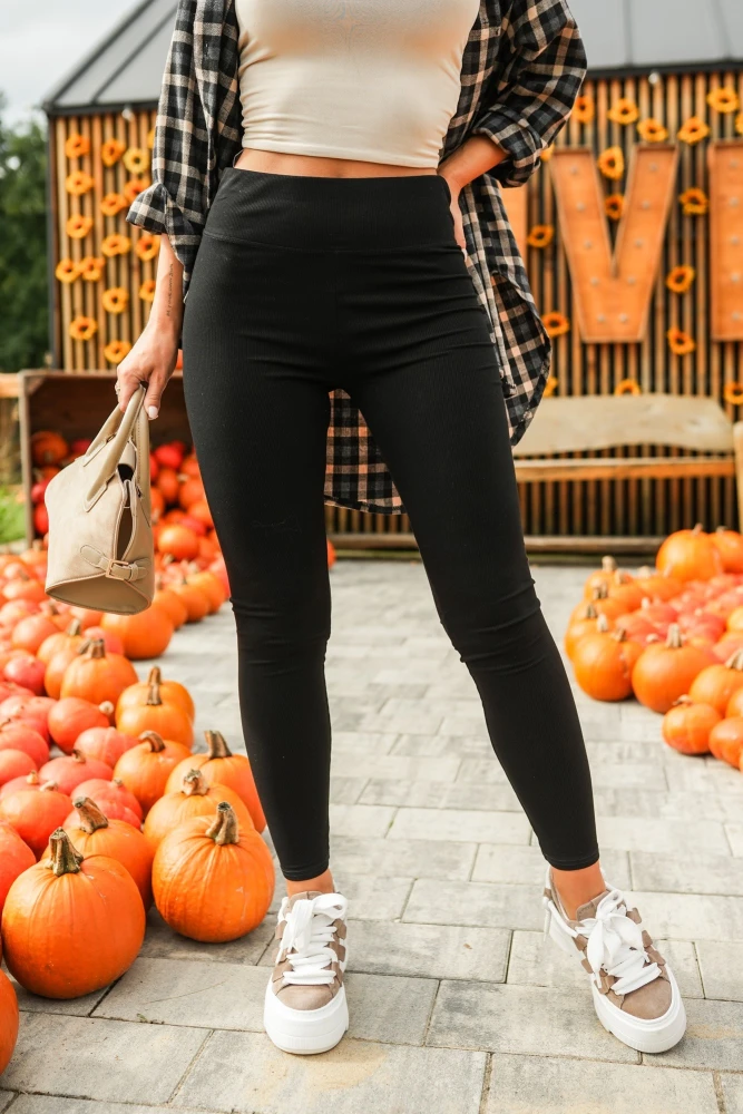 SPODNIE LEGGINSY Z PRĄŻKOWANEGO MATERIAŁU Z WISKOZY CZARNE