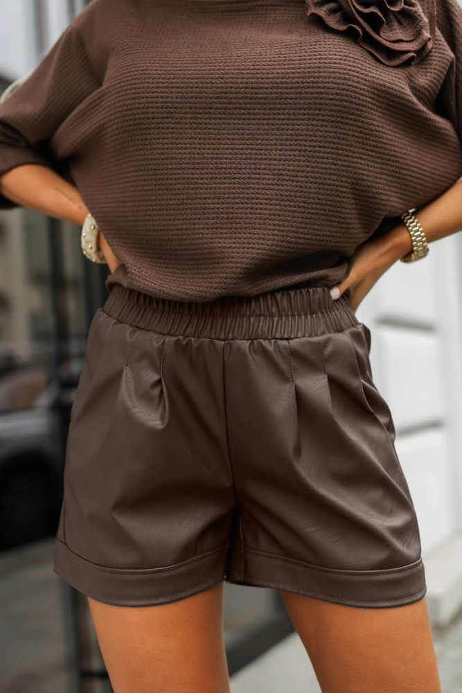 SPODENKI NA GUMĘ Z EKO SKÓRY CZEKOLADOWE