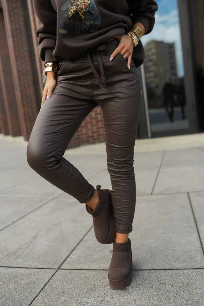 SPODNIE WOSKOWANE Z SZNURKIEM W PASIE BRĄZOWE