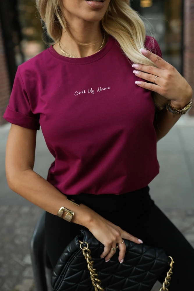 T-SHIRT Z MINIMALISTYCZNYM NAPISEM CALL MY NAME BURGUNDOWY