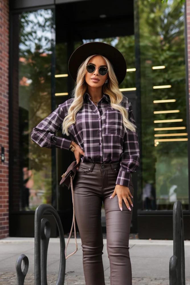 KOSZULA Z KIESZONKĄ ASYMETRYCZNA W KRATĘ CZEKOLADOWO-RÓŻOWA