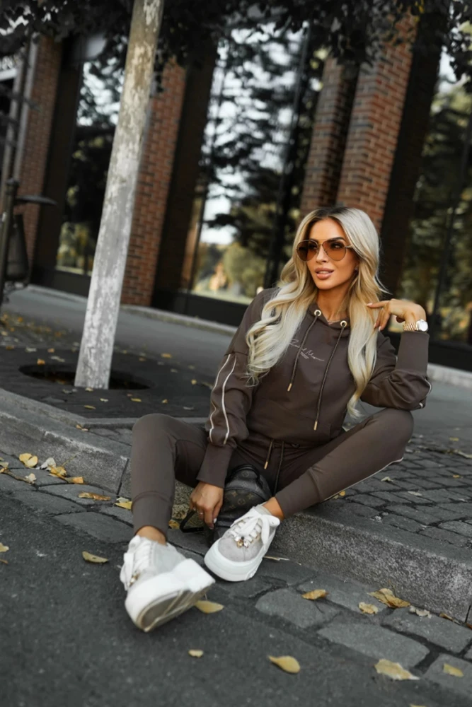 KOMPLET DRESOWY Z MINIMALISTYCZNYM NAPISEM I LAMPASAMI BLUZA + SPODNIE CZEKOLADOWY