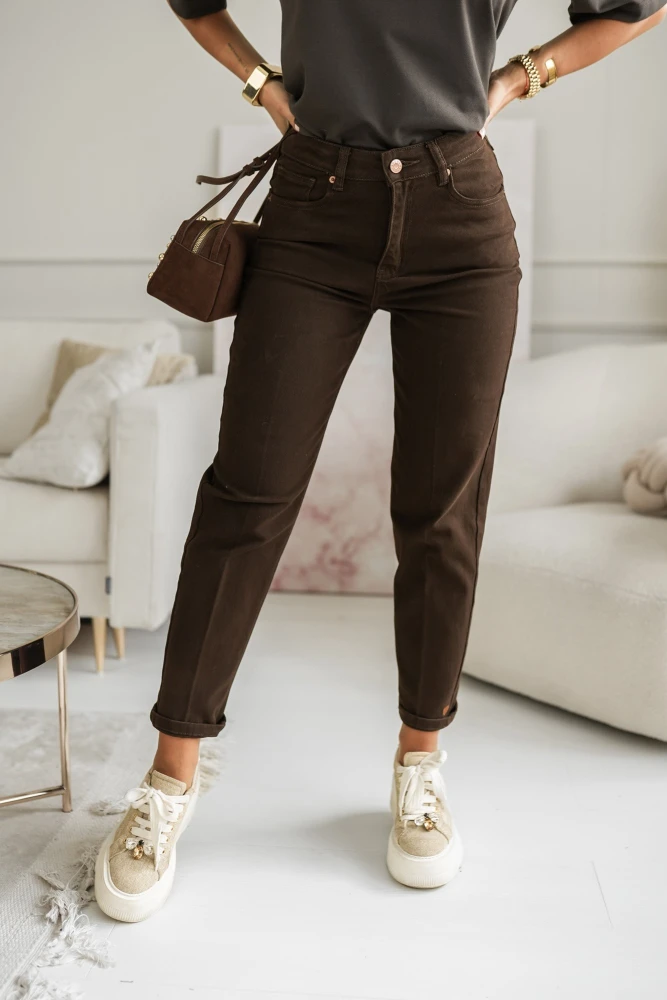 SPODNIE JEANSOWE W KANT Z HAFTOWANYM SERDUSZKIEM NA DOLE NOGAWKI CZEKOLADOWE