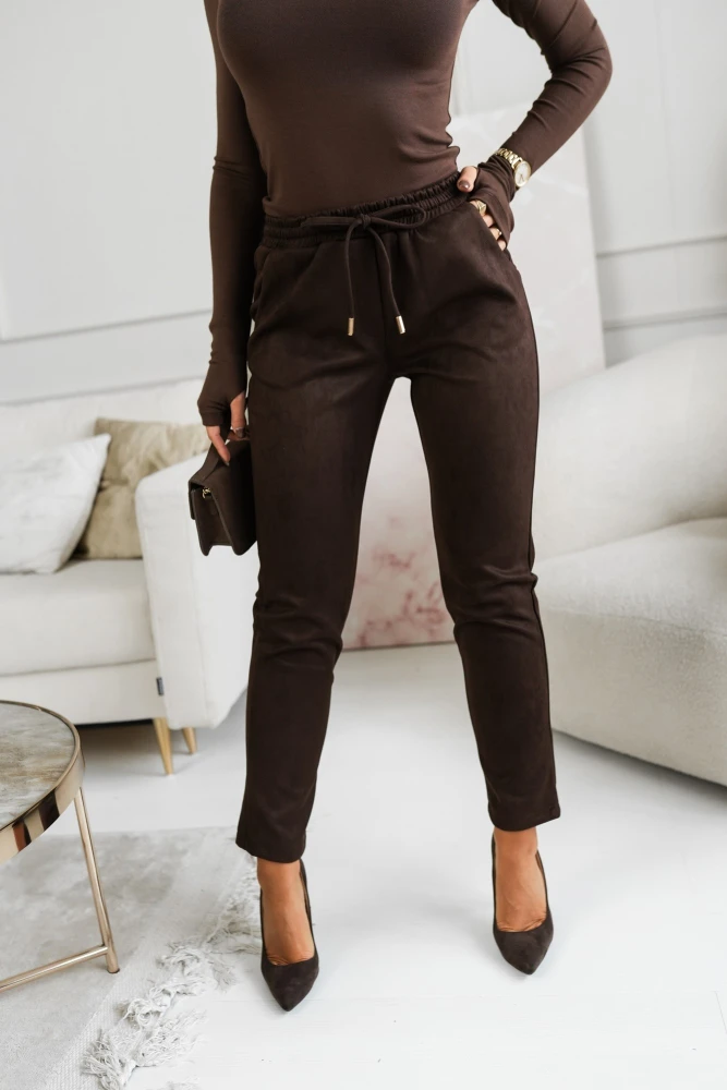 SPODNIE Z EKO ZAMSZU Z GUMĄ W PASIE CZEKOLADOWE
