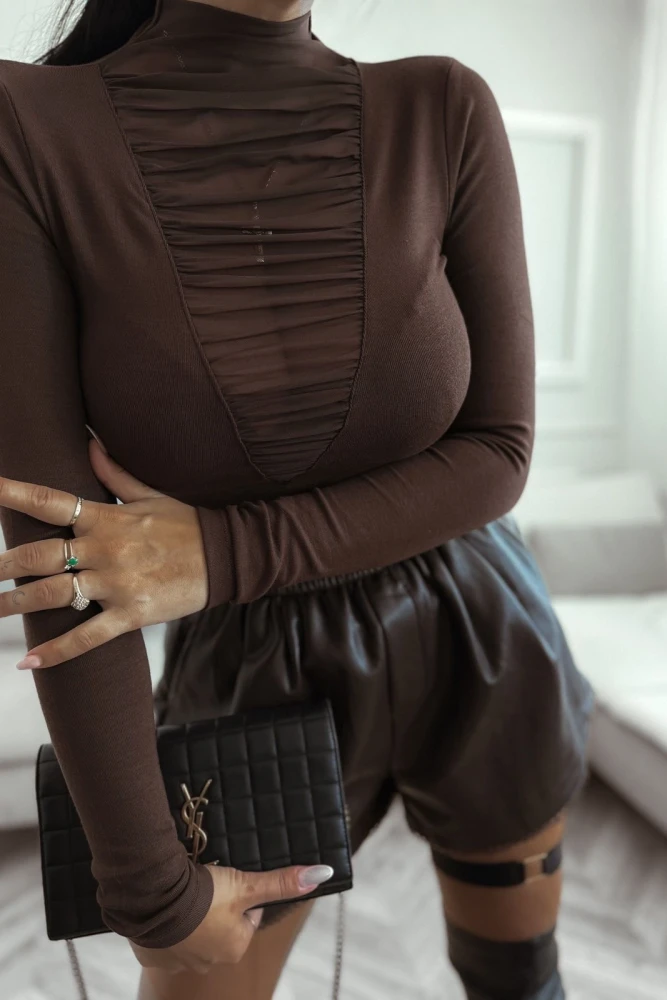 BLUZKA Z WISKOZY BASIC Z SIATECZKOWĄ WSTAWKĄ NA DEKOLCIE CZEKOLADOWA