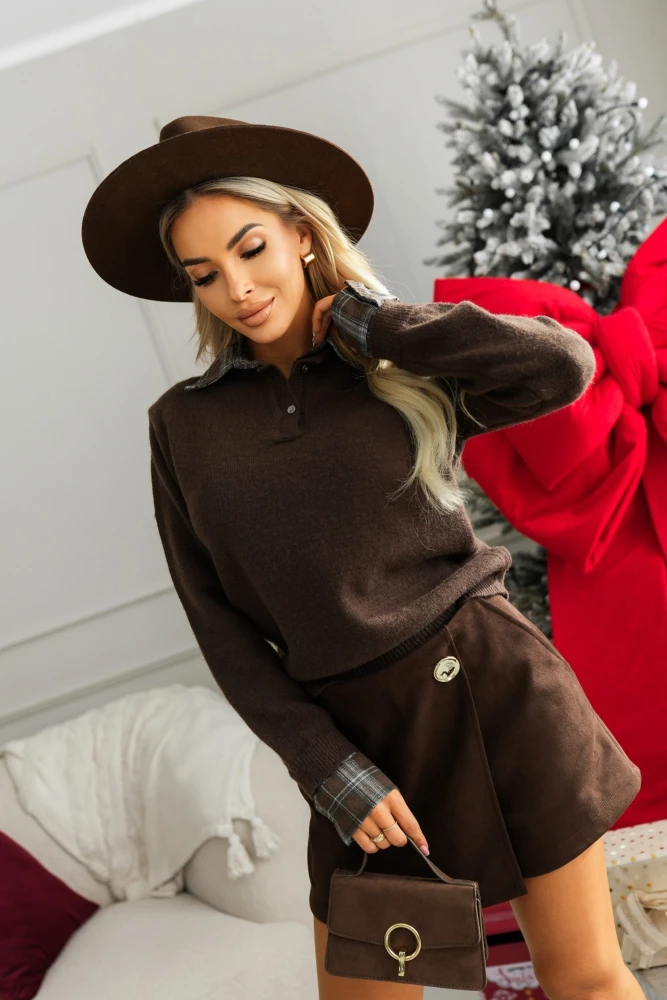 SWETEREK Z WISKOZY Z KOŁNIERZYKIEM I MANKIETAMI W KRATĘ CZEKOLADOWY