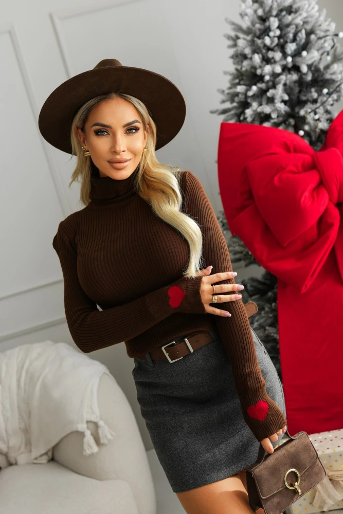 SWETEREK Z PRĄŻKOWANEGO MATERIAŁU Z SERDUSZKAMI NA RĘKAWACH CZEKOLADOWY