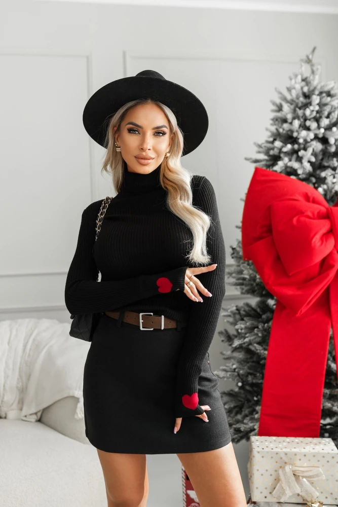 SWETEREK Z PRĄŻKOWANEGO MATERIAŁU Z SERDUSZKAMI NA RĘKAWACH CZARNY