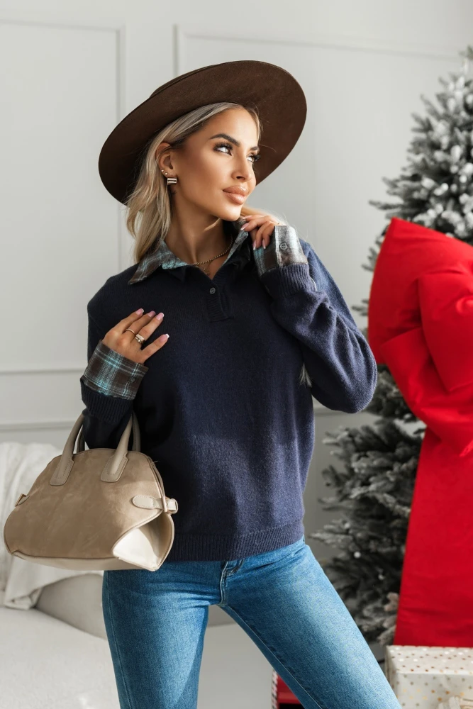 SWETEREK Z WISKOZY Z KOŁNIERZYKIEM I MANKIETAMI W KRATĘ GRANATOWY