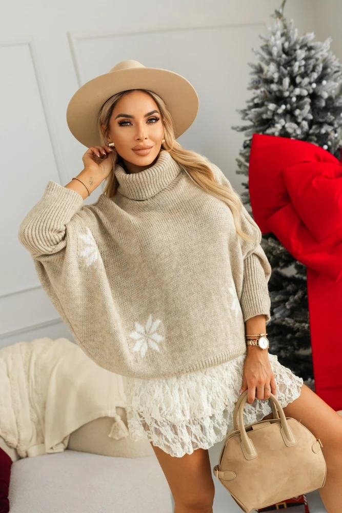 SWETER O KROJU OVERSIZE Z GOLFEM W ŚNIEŻYNKI BEŻOWY