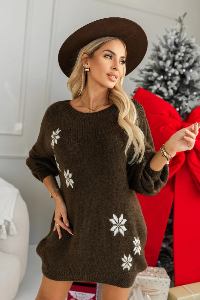 SWETER TUNIKA O KROJU OVERSIZE W ŚNIEŻYNKI CZEKOLADOWY