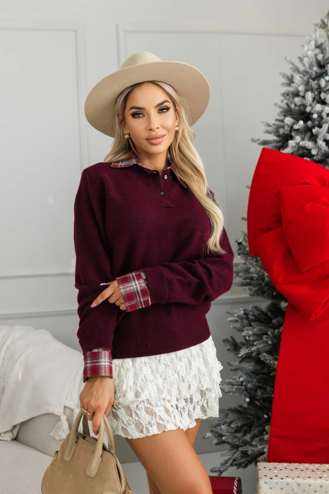 SWETEREK Z WISKOZY Z KOŁNIERZYKIEM I MANKIETAMI W KRATĘ JAGODOWY