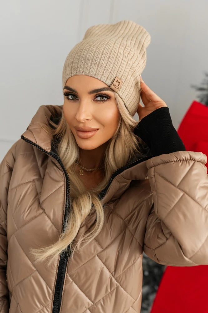 CZAPKA Z MIĘKKIEGO PRĄŻKOWANEGO MATERIAŁU BEŻOWA