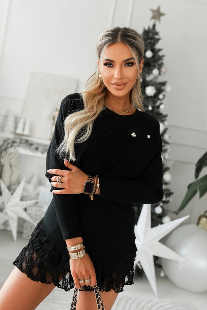 SWETER O KROJU NIETOPERZA Z DOPINANĄ BROSZKĄ CZARNY