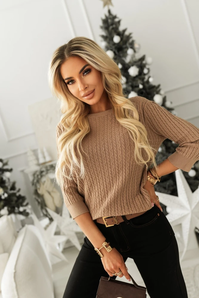 SWETEREK O WARKOCZYKOWYM SPLOCIE Z OZDOBNYMI GUZIKAMI BRĄZOWY