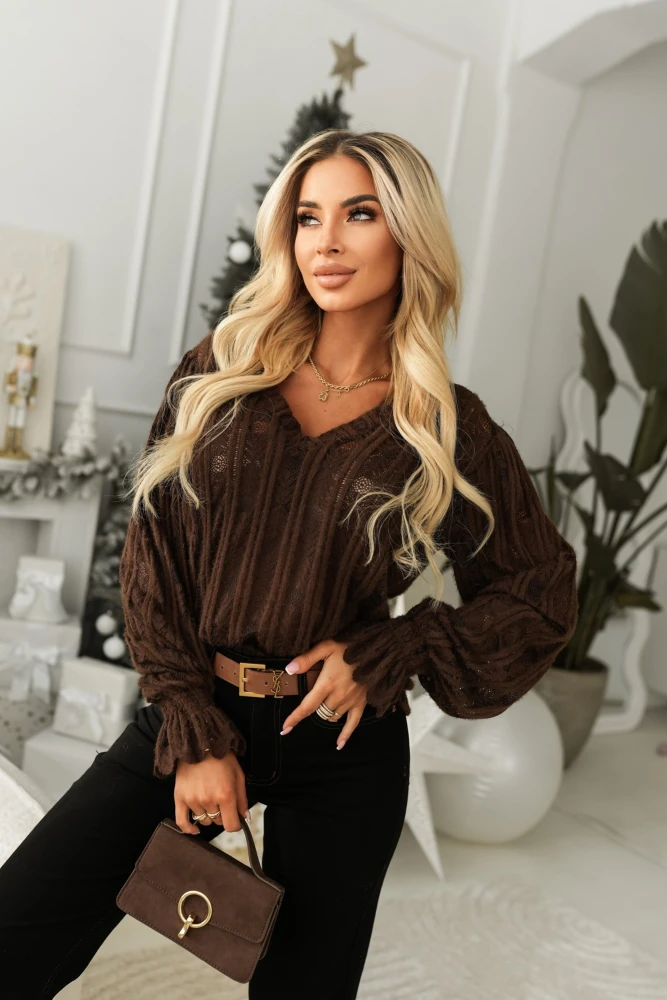 SWETEREK VENICE Z DEKOLTEM V Z OZDOBNĄ BROSZKĄ CZEKOLADOWY