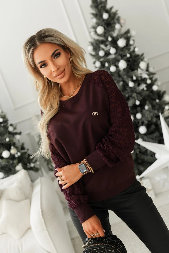 BLUZA BAWEŁNIANA Z KORONKOWYMI RĘKAWAMI I Z BROSZKĄ JAGODOWA