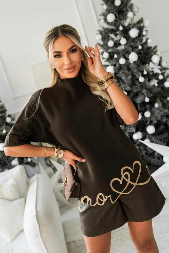 SWETEREK Z WISKOZY Z PÓŁGOLFEM Z MOTYWEM SERDUSZEK CZEKOLADOWY