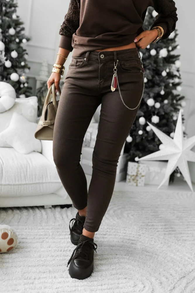 SPODNIE JEANSOWE SKINNY Z PRZYWIESZKĄ ŁAŃCUSZKIEM I KONIKIEM CZEKOLADOWE