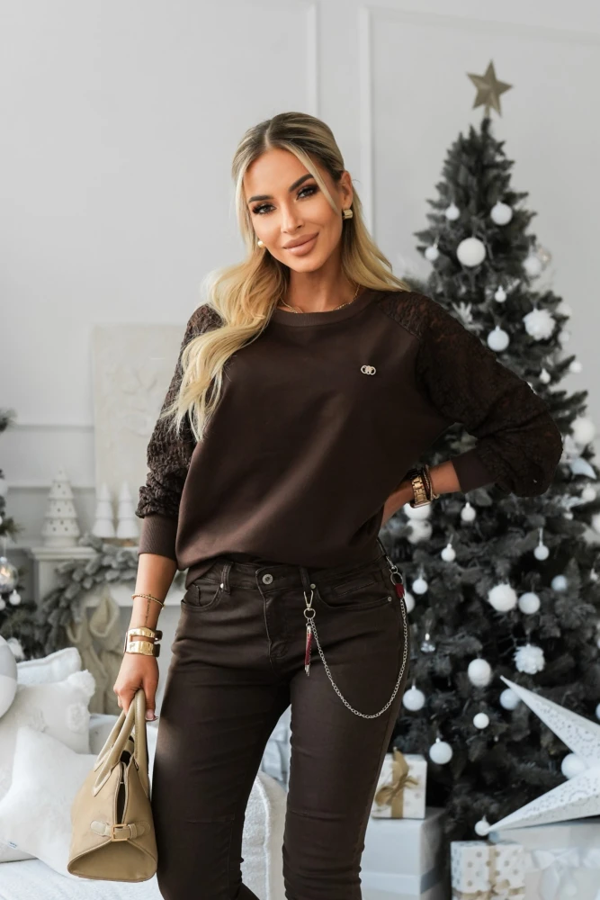 BLUZA BAWEŁNIANA Z KORONKOWYMI RĘKAWAMI I Z BROSZKĄ CZEKOLADOWA