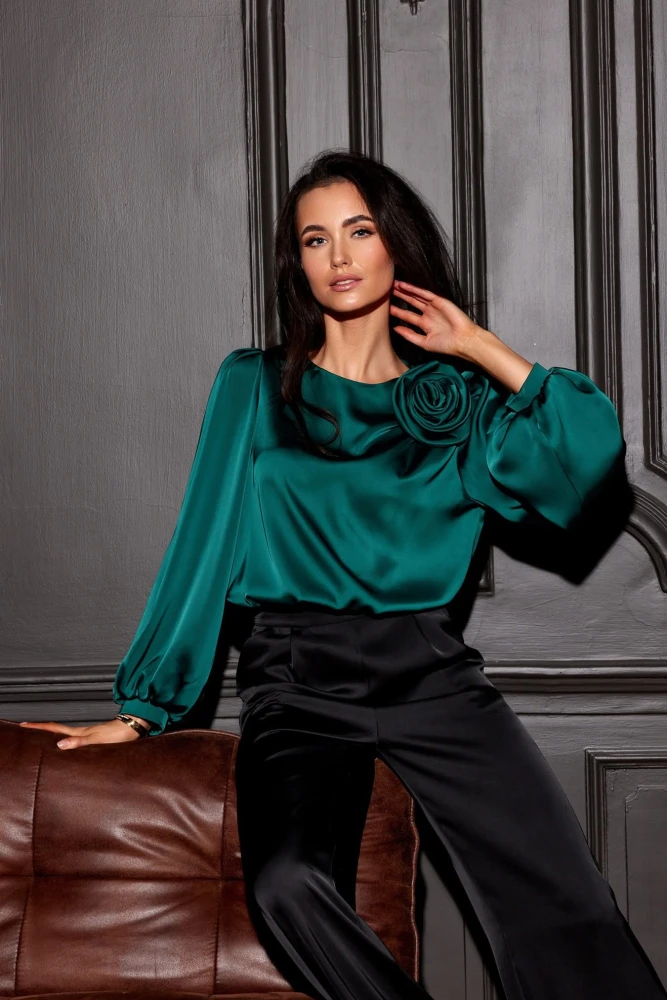 BLUZKA SATYNOWA VICTORIA Z OZDOBNĄ RÓŻĄ ZIELEŃ BUTELKOWA