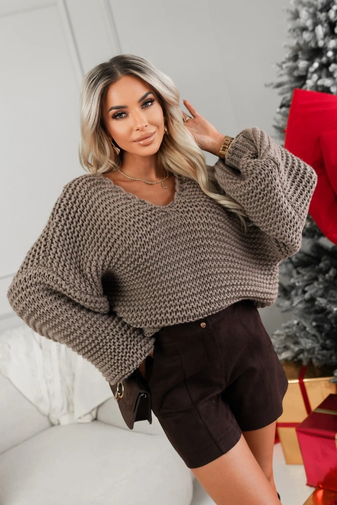 SWETER GRUBY O KROJU OVERSIZE Z DEKOLTEM W SEREK Z WEŁNĄ MOKKA