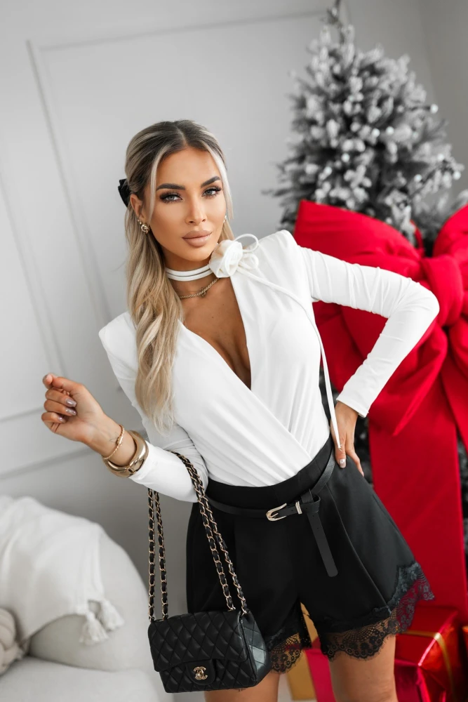 BODY Z WISKOZY Z PASKIEM Z OZDOBNĄ RÓŻĄ ECRU