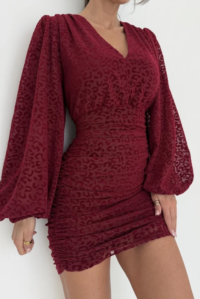 SUKIENKA MINI Z GŁĘBOKIM DEKOLTEM W PANTERKĘ BURGUNDOWA