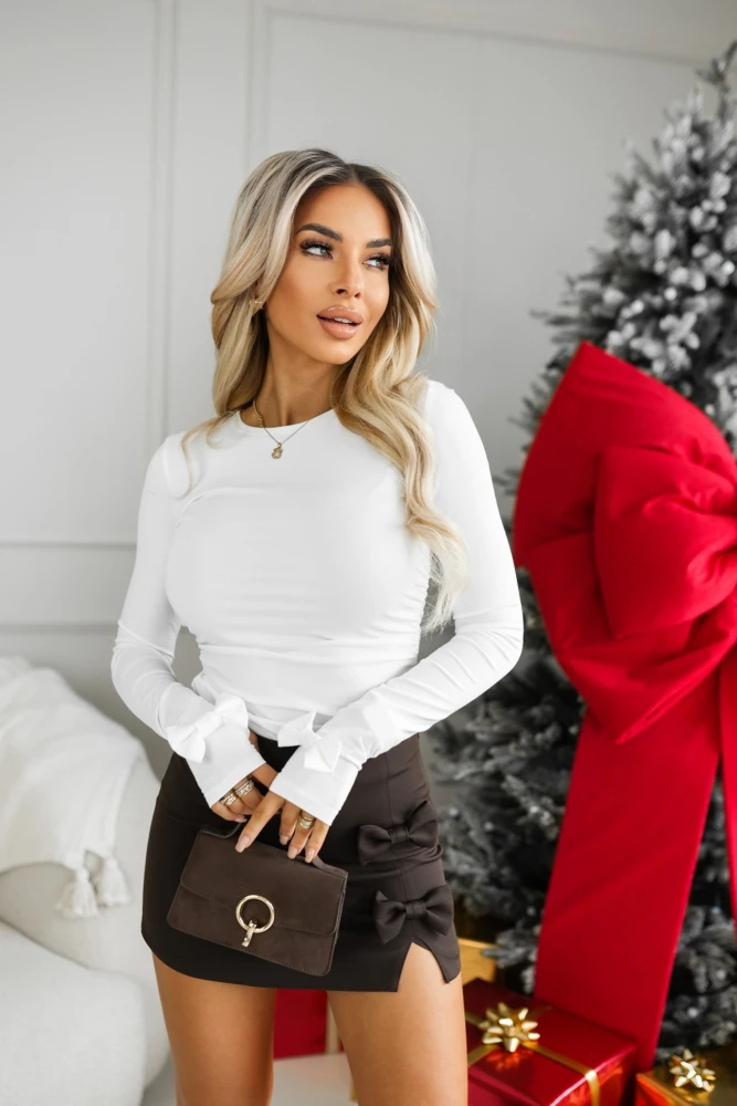 BLUZKA MILADY Z EFEKTOWNYMI KOKARDKAMI NA RĘKAWACH ECRU