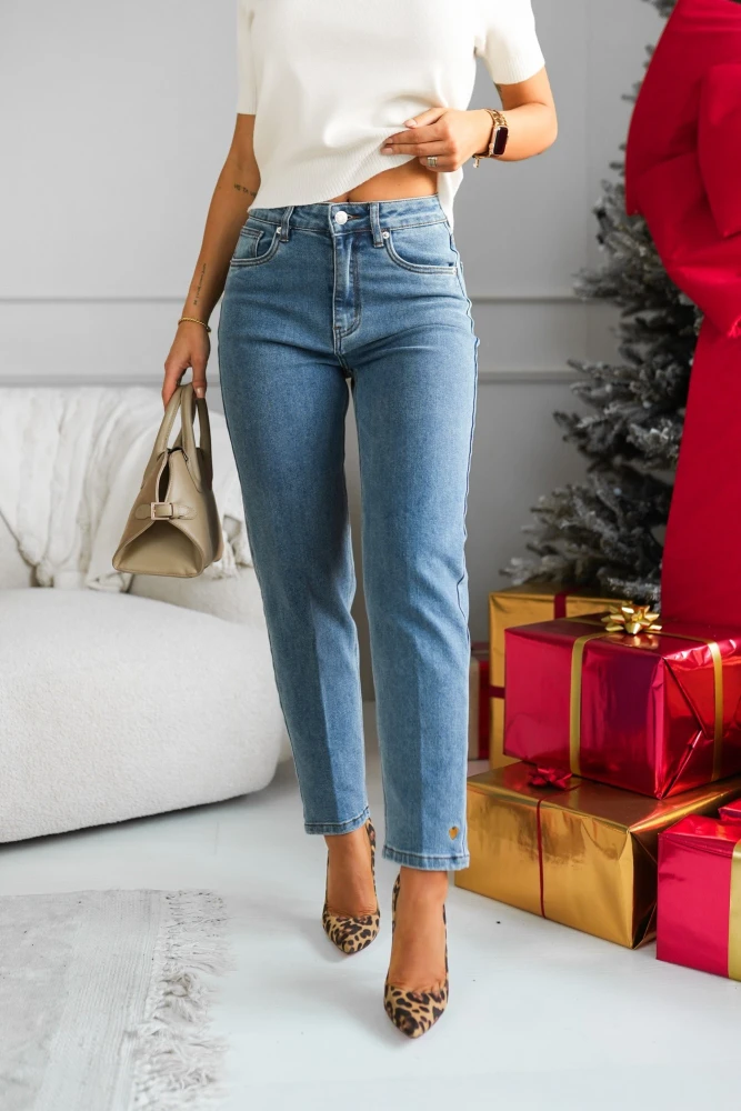 SPODNIE JEANSOWE W KANT Z HAFTOWANYM SERDUSZKIEM NA DOLE NOGAWKI NIEBIESKI JEANS