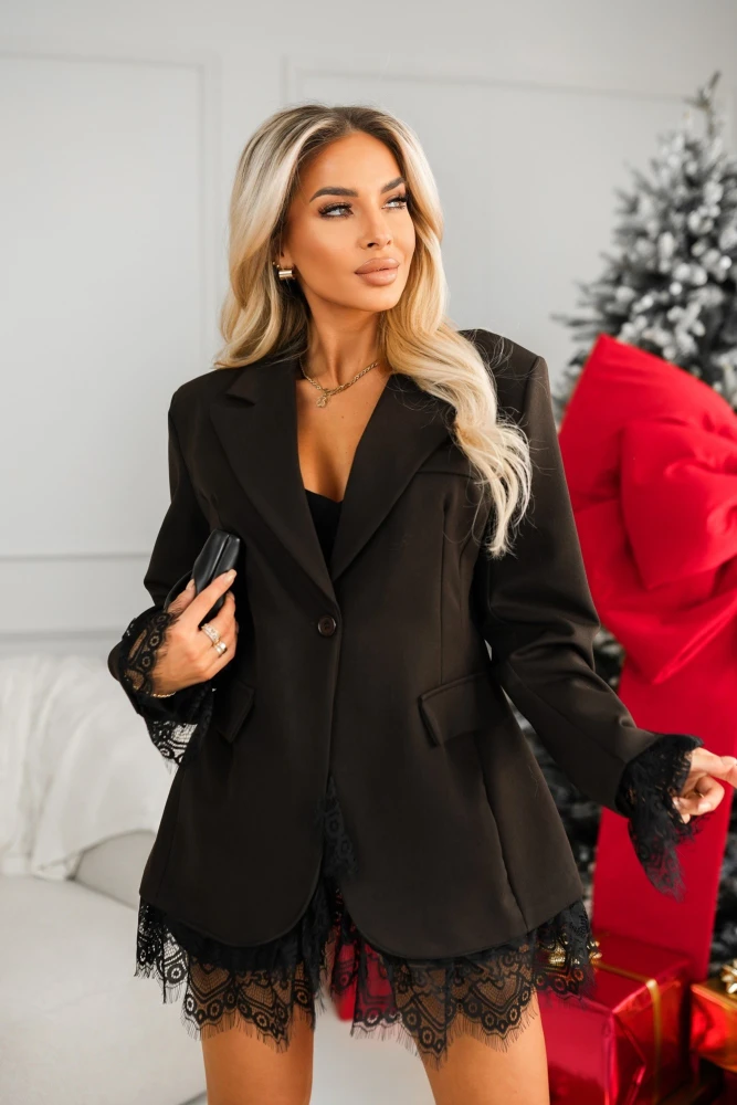 MARYNARKA TALIOWANA NA PODSZEWCE Z KORONKOWYMI WSTAWKAMI CZEKOLADOWA