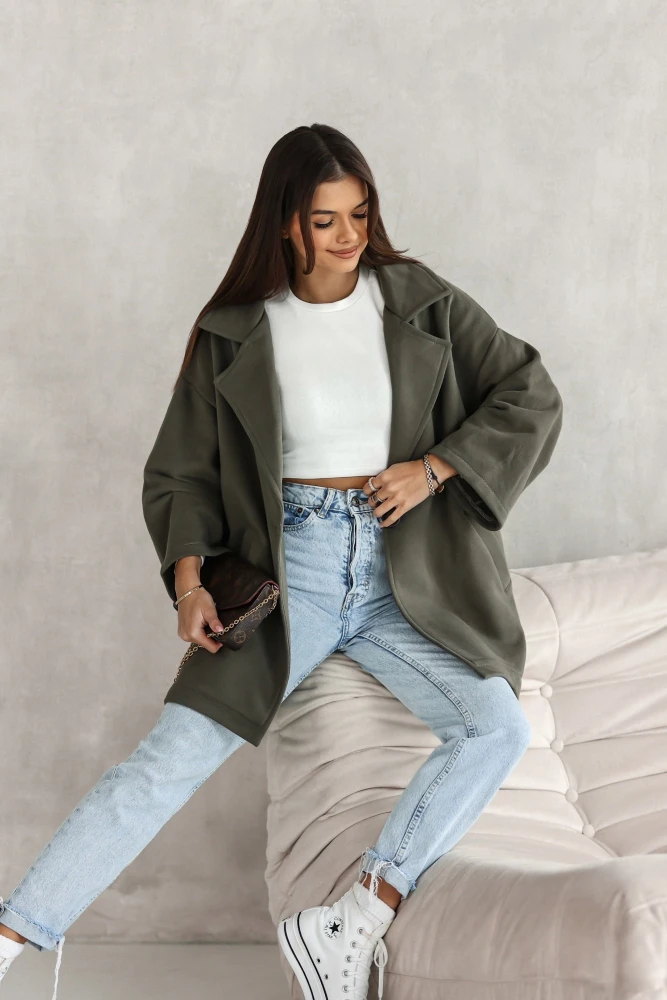 PŁASZCZ BAWEŁNIANY Z OCIEPLANEGO MATERIAŁU ZAPINANY NA GUZIK OLIWKOWY