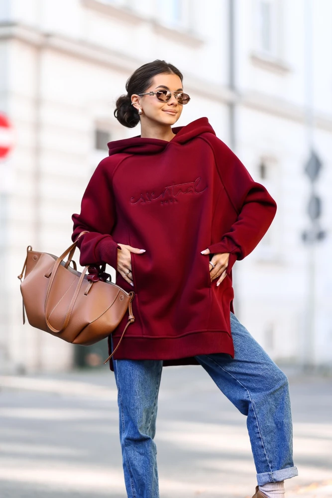 BLUZA BAWEŁNIANA Z KAPTUREM O KROJU OVERSIZE Z HAFTOWANYM NAPISEM ESSENTIAL BORDOWA