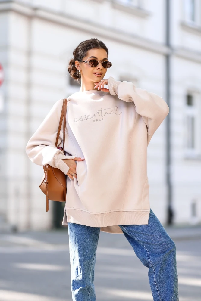 BLUZA BAWEŁNIANA Z KAPTUREM O KROJU OVERSIZE Z HAFTOWANYM NAPISEM ESSENTIAL BEŻOWA