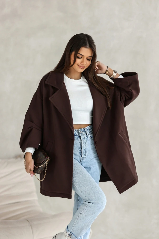 PŁASZCZ BAWEŁNIANY Z OCIEPLANEGO MATERIAŁU ZAPINANY NA GUZIK CZEKOLADOWY