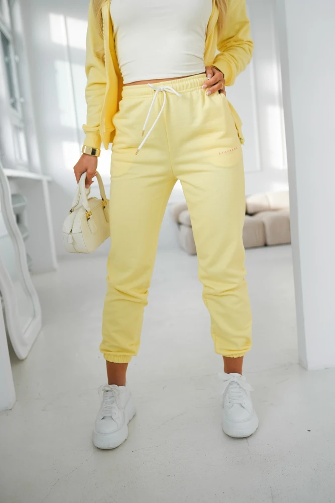 SPODNIE BAWEŁNIANE DRESOWE NA GUMĘ W PASIE Z MINIMALISTYCZNYM NAPISEM ŻÓŁTE