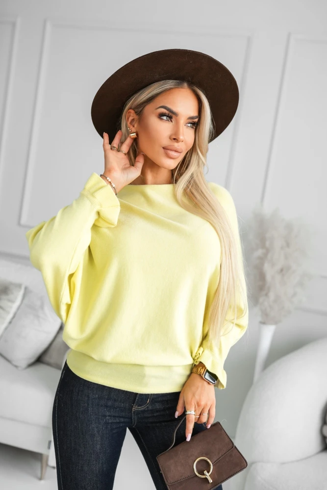 SWETEREK Z WISKOZY Z DEKOLTEM TYPU ŁÓDKA Z FALBANKĄ NA RĘKAWIE ŻÓŁTY