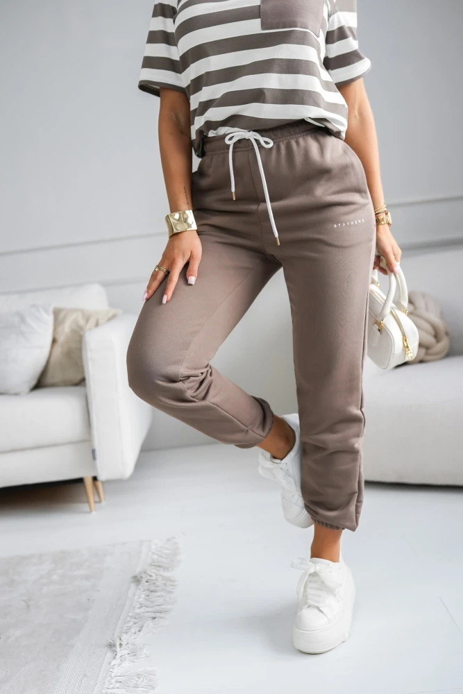 SPODNIE BAWEŁNIANE DRESOWE NA GUMĘ W PASIE Z MINIMALISTYCZNYM NAPISEM CZEKOLADOWE