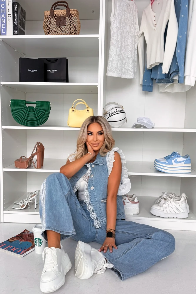 KAMIZELKA JEANSOWA Z OZDOBNYMI GUZIKAMI KORONKĄ I CYRKONIAMI BŁĘKITNY JEANS