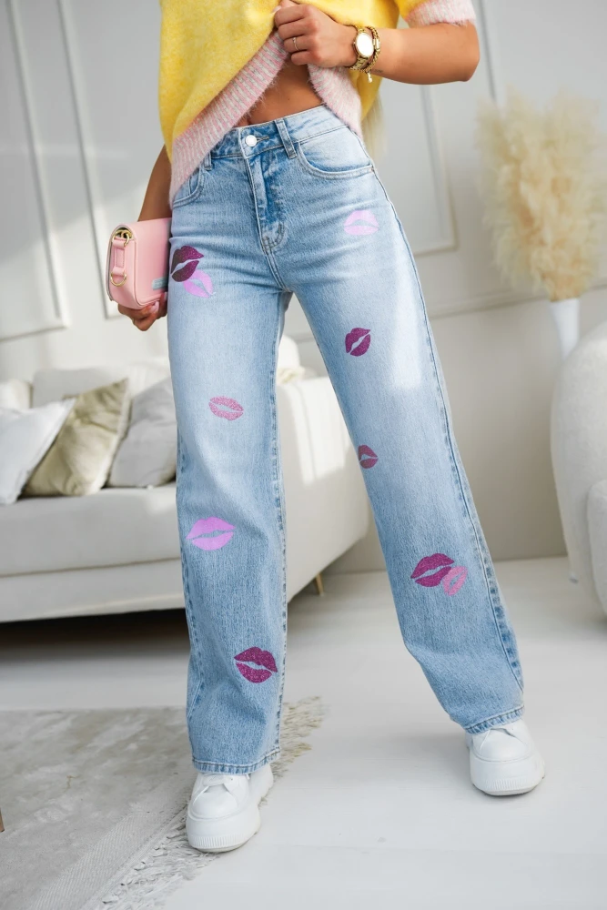 SPODNIE JEANSOWE KISSES ZDOBIONE BROKATOWYMI USTAMI BŁĘKITNY JEANS