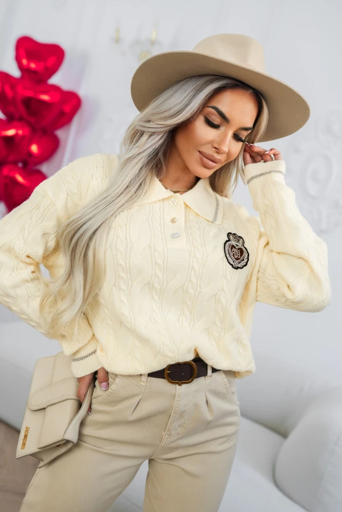 SWETER Z KOŁNIERZYKIEM O WARKOCZOWYM SPLOCIE Z EMBLEMATEM ŻÓŁTY