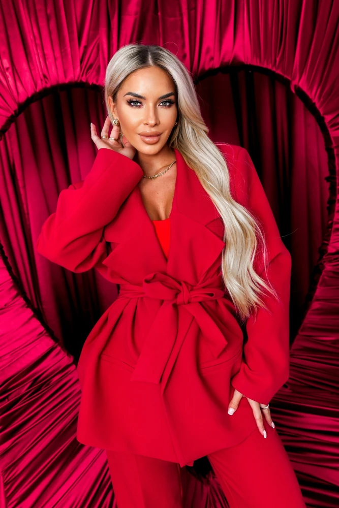 MARYNARKA Z WISKOZY O KROJU OVERSIZE Z PASKIEM W ZESTAWIE I PODUSZKAMI NA RAMIONACH CZERWONA