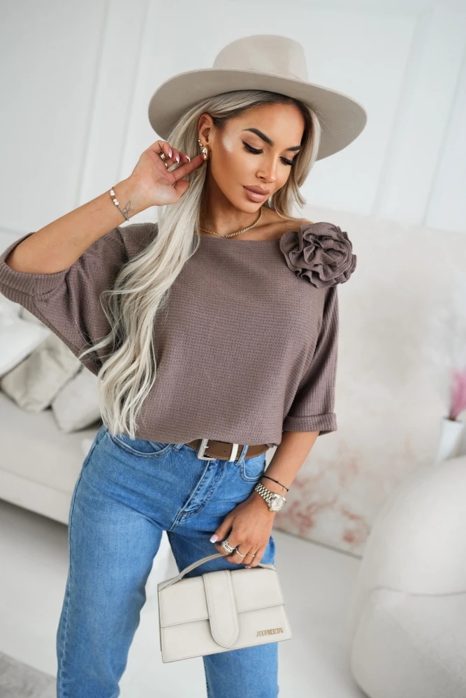 SWETER OVERSIZE JIMMY Z BROSZKĄ KWIATEM MOKKA