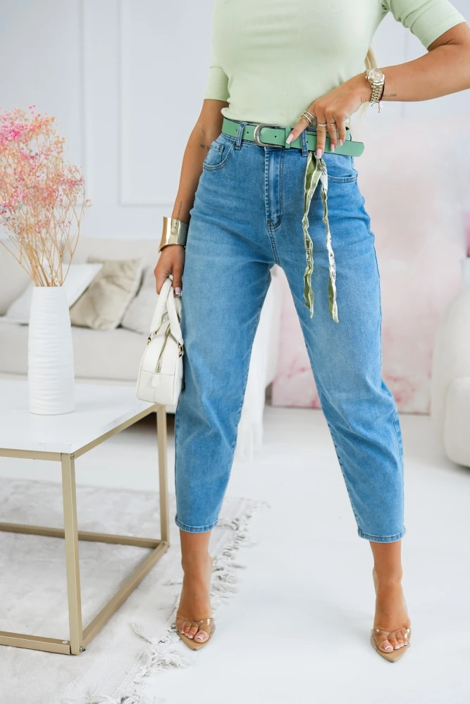 SPODNIE JEANSOWE MOM FIT Z OZDOBNYM PASKIEM W KOMPLECIE NIEBIESKI JEANS