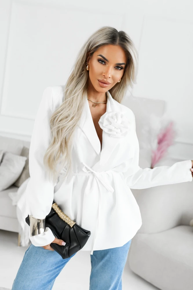 MARYNARKA Z KOŁNIERZYKIEM Z OZDOBNYM PASKIEM Z RÓŻĄ BIAŁA