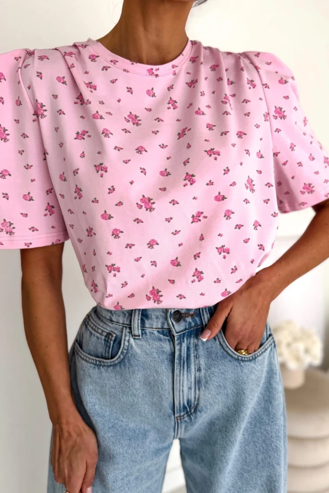 T-SHIRT BAWEŁNIANY Z PODUSZKAMI NA RAMIONACH W KWIATUSZKI PUDROWY RÓŻ