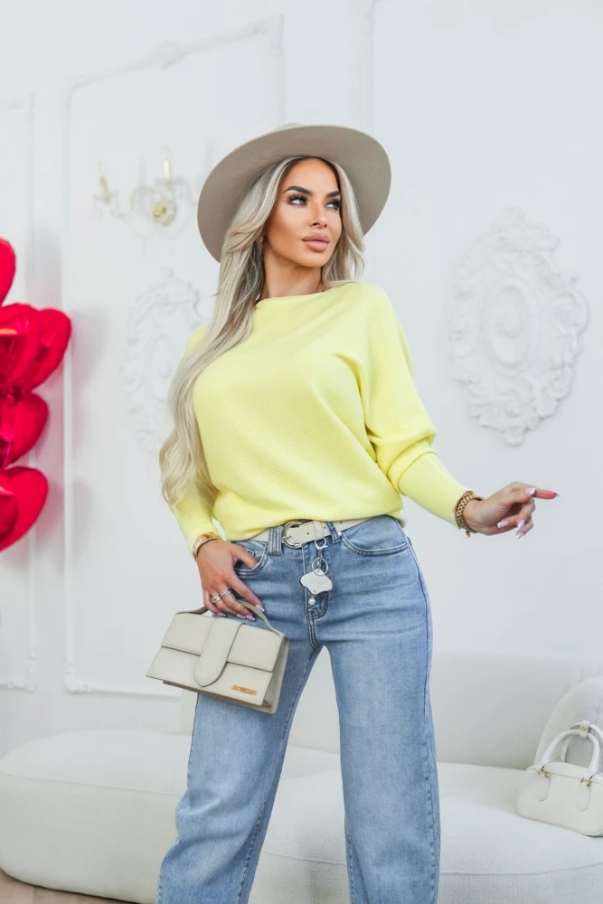 SWETEREK Z WISKOZY Z PRĄŻKOWANEGO MATERIAŁU O KROJU NIETOPERZA ŻÓŁTY