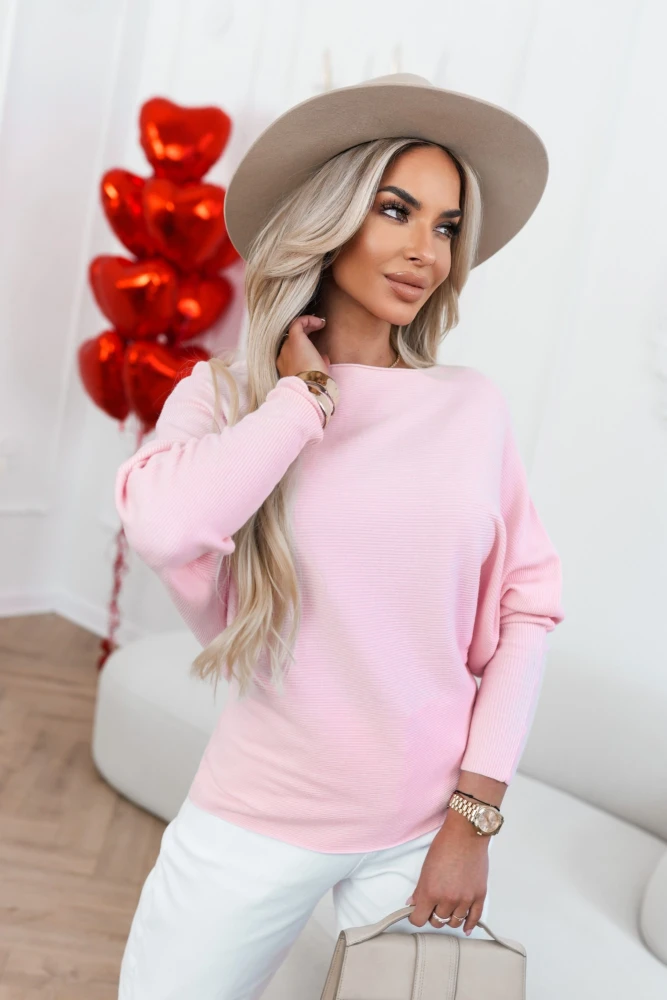 SWETEREK Z WISKOZY Z PRĄŻKOWANEGO MATERIAŁU O KROJU NIETOPERZA PUDROWY RÓŻ