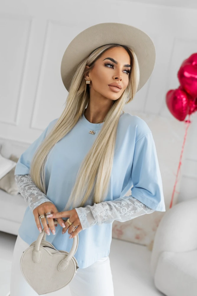 BLUZKA BAWEŁNIANA BASIC Z KORONKOWYMI RĘKAWAMI BŁĘKITNA